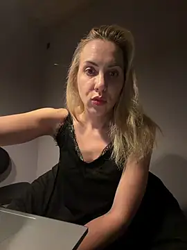 Snapshot of ElenaWhitmore chatting on 2, 6, 2026 ElenaWhitmore online show from 2, 6, 2026