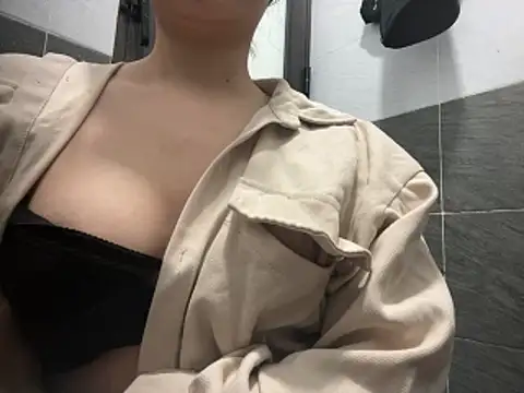 Snapshot of -Holly-y chatting on 6, 1, 2026 -Holly-y online show from 6, 1, 2026