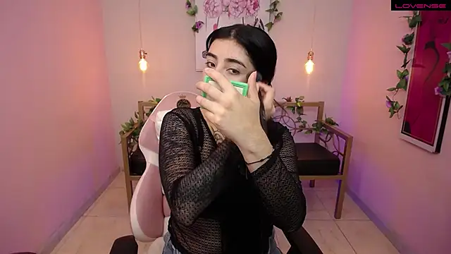 Snapshot of Adri_gomez_x chatting on 7, 7, 2026 Adri gomez x online show from 7, 7, 2026