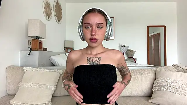 MartinaDeoliveira online show from 22, 2, 2026