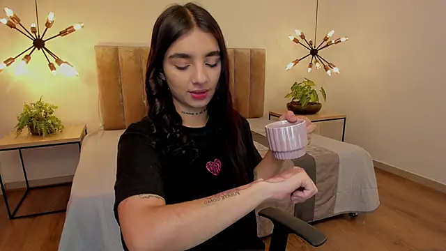 Abriil cutee online show from 19, 3, 2026