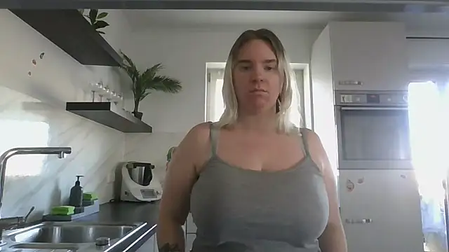 MinchenBienchen98 online show from 5, 3, 2026