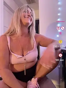 Snapshot of FoxyMillie chatting on 1, 6, 2026 FoxyMillie online show from 1, 6, 2026