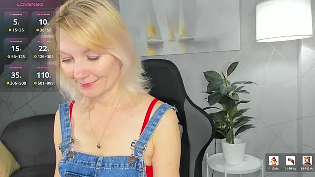 Snapshot of Julie_Lucas chatting on 16, 6, 2026 Julie Lucas online show from 16, 6, 2026