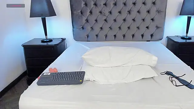 Kiri Black  online show from 9, 4, 2026