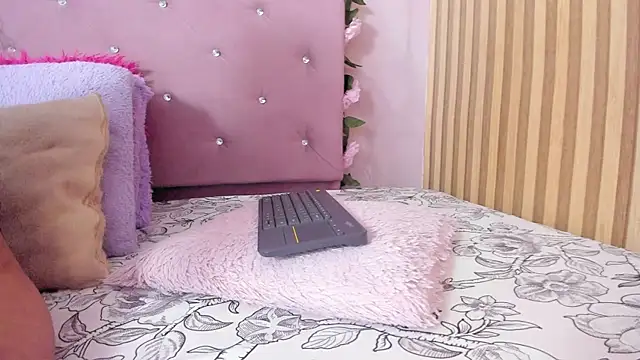 Snapshot of lovely__kiss__ chatting on 5, 6, 2026 lovely kiss online show from 5, 6, 2026