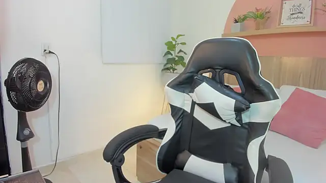 Snapshot of ivette_swan chatting on 5, 2, 2026 ivette swan online show from 5, 2, 2026