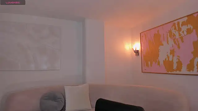 BellaThompsonX online show from 19, 4, 2026