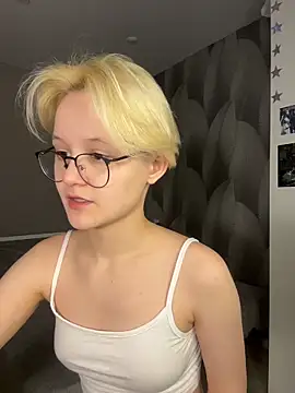 Snapshot of LuunaDorean chatting on 4, 2, 2026 LuunaDorean online show from 4, 2, 2026