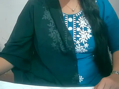 Cute Aliyaa online show from 4, 3, 2026