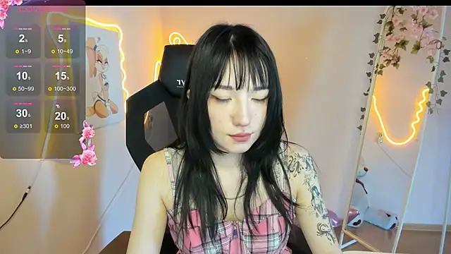 AliceeinWonderlanddd online show from 10, 4, 2026