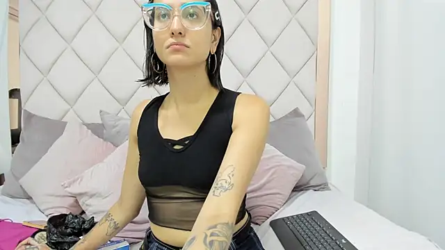 Snapshot of crystalstonee chatting on 8, 6, 2026 crystalstonee online show from 8, 6, 2026