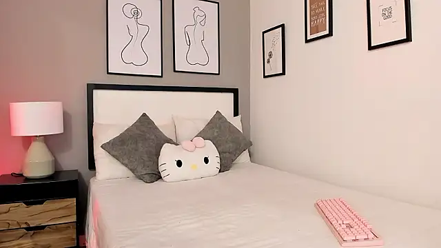 Snapshot of QueenRose___ chatting on 4, 2, 2026 QueenRose online show from 4, 2, 2026