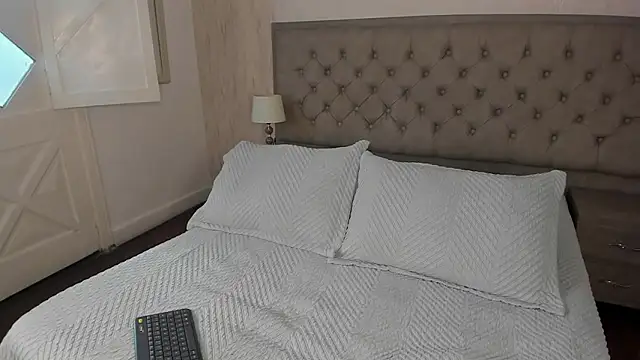 Sienna brunette online show from 3, 2, 2026