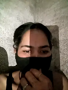 Snapshot of Sunali_Bendre chatting on 27, 4, 2026 Sunali Bendre online show from 27, 4, 2026
