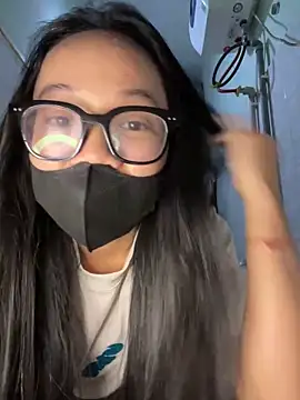 Snapshot of Leeeiuu chatting on 10, 2, 2026 Leeeiuu online show from 10, 2, 2026