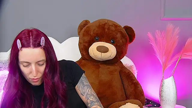 CrystalRedd online show from 15, 4, 2026