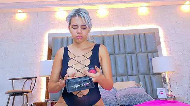 AlanaHouston online show from 17, 4, 2026