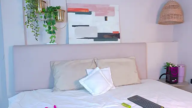 Snapshot of VioletBloomm chatting on 9, 2, 2026 VioletBloomm online show from 9, 2, 2026