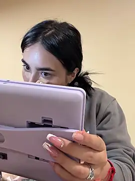 Sara Fernandez  online show from 25, 3, 2026