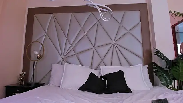 valenssio moretti online show from 4, 3, 2026