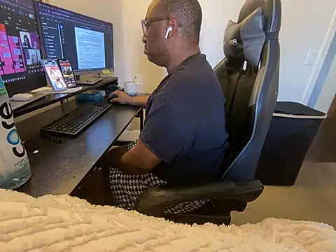 Snapshot of austincummings chatting on 12, 5, 2026 austincummings online show from 12, 5, 2026