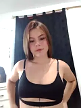 Snapshot of EmiNavarro chatting on 22, 6, 2026 EmiNavarro online show from 22, 6, 2026