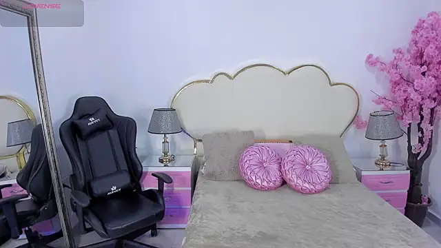 YazminJenner online show from 11, 7, 2026