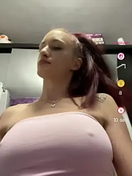 Snapshot of Roxyfoxyyy chatting on 9, 7, 2026 Roxyfoxyyy online show from 9, 7, 2026