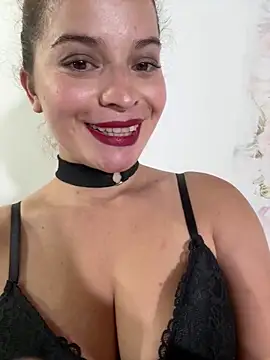 Snapshot of AriBeautiful chatting on 6, 5, 2026 AriBeautiful online show from 6, 5, 2026