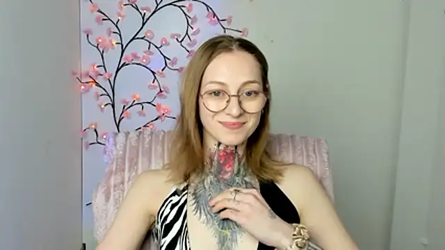 Snapshot of Esmi_Winter chatting on 19, 4, 2026 Esmi Winter online show from 19, 4, 2026