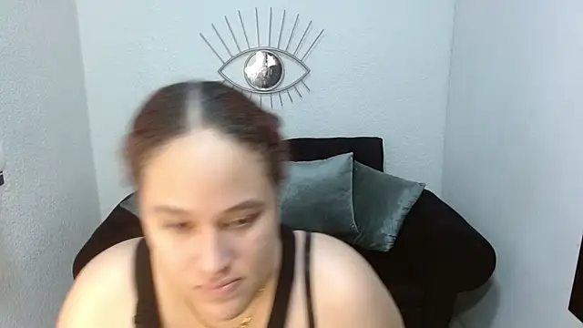 Snapshot of leilanewgirl chatting on 6, 4, 2026 leilanewgirl online show from 6, 4, 2026