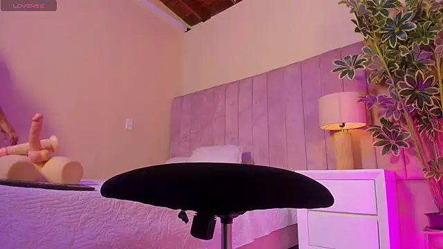 Ashley Beaomunt online show from 15, 4, 2026