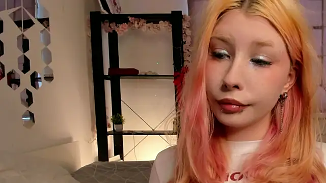 Snapshot of WarmAtEdges chatting on 24, 4, 2026 WarmAtEdges online show from 24, 4, 2026