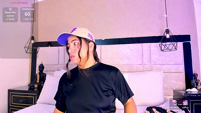 Snapshot of CloheBell chatting on 1, 4, 2026 CloheBell online show from 1, 4, 2026