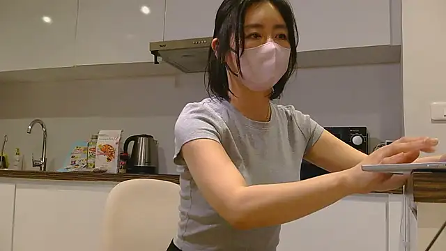 Snapshot of Mochi-Momo chatting on 7, 4, 2026 Mochi-Momo online show from 7, 4, 2026