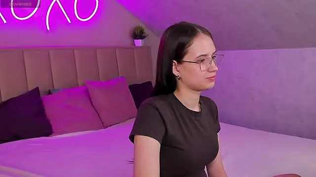 Miaa Hill online show from 9, 3, 2026