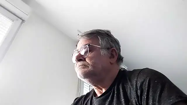 Snapshot of Vieux_pervert chatting on 3, 3, 2026 Vieux pervert online show from 3, 3, 2026