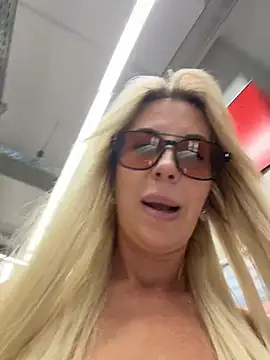 Snapshot of LisaMurr chatting on 5, 7, 2026 LisaMurr online show from 5, 7, 2026