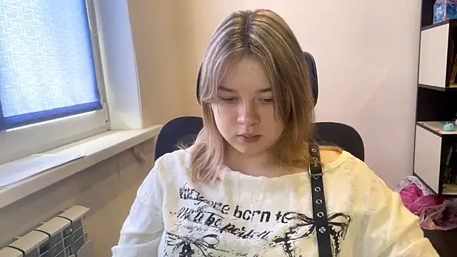 TomikoPfau online show from 10, 4, 2026