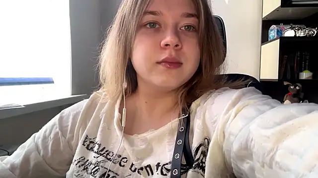 TomikoPfau online show from 16, 4, 2026