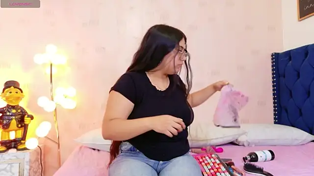 curvybuffgirllll online show from 15, 7, 2026