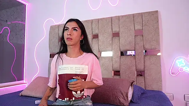 Fernanda thail  online show from 13, 4, 2026