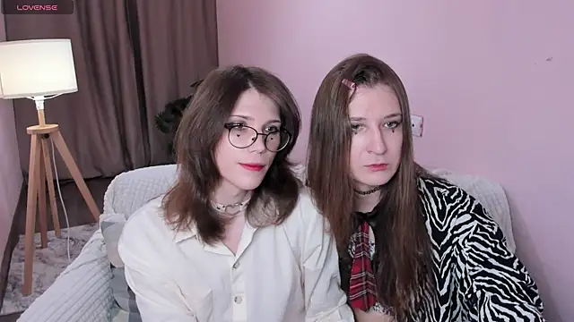 ZoriaLovesLuna online show from 11, 4, 2026