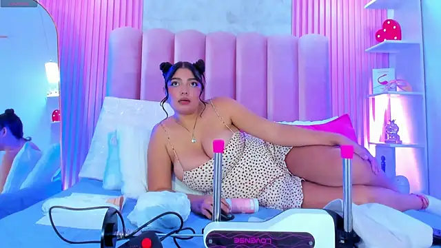 Snapshot of ArianaRougee chatting on 4, 7, 2026 ArianaRougee online show from 4, 7, 2026