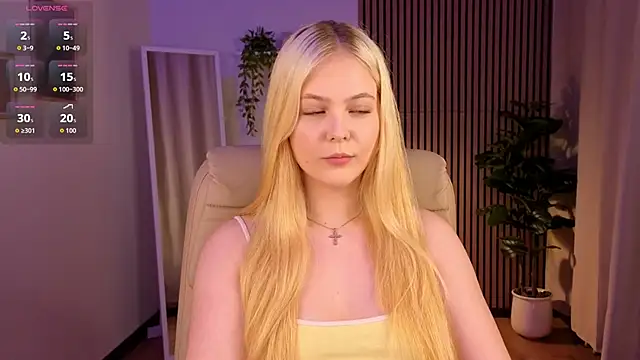 Snapshot of Elle_Funning chatting on 3, 3, 2026 Elle Funning online show from 3, 3, 2026