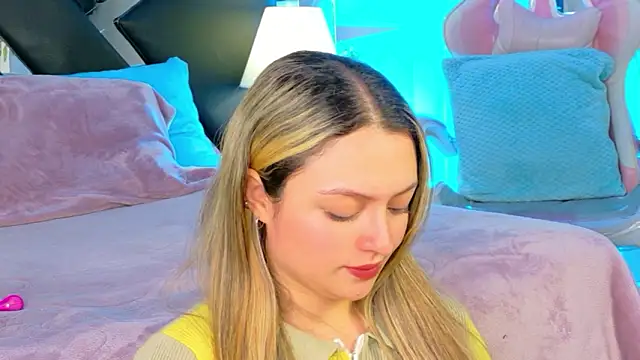 Giigii Hadid  online show from 25, 2, 2026