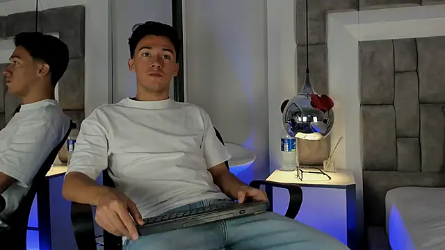 Snapshot of Austin_Reedss chatting on 4, 3, 2026 Austin Reedss online show from 4, 3, 2026