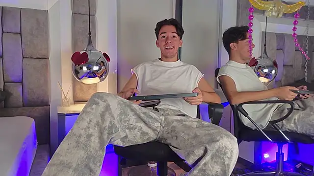 Snapshot of Austin_Reedss chatting on 5, 4, 2026 Austin Reedss online show from 5, 4, 2026