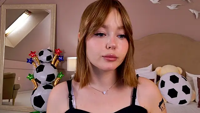Snapshot of ElaraVance chatting on 3, 7, 2026 ElaraVance online show from 3, 7, 2026